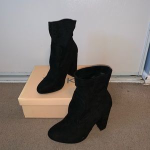 Women’s fitted heeled sock boot